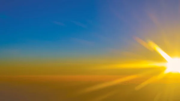 Blick auf den Sonnenuntergang vom Flugzeugfenster — Stockfoto