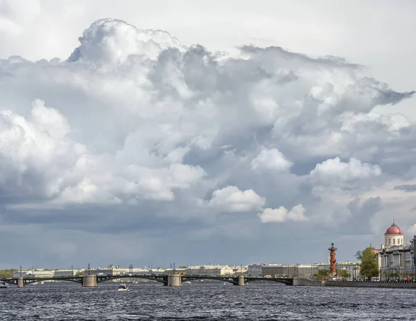 Moln över St. Petersburg. Ryssland — Stockfoto