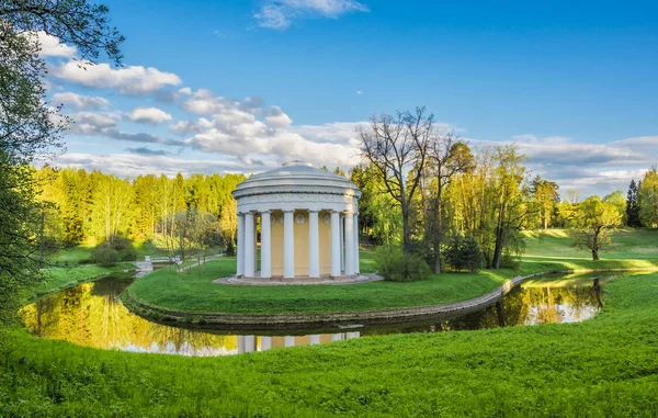 Der Tempel der Freundschaft am Fluss Slavyanka im Pavlovsk-Park — Stockfoto
