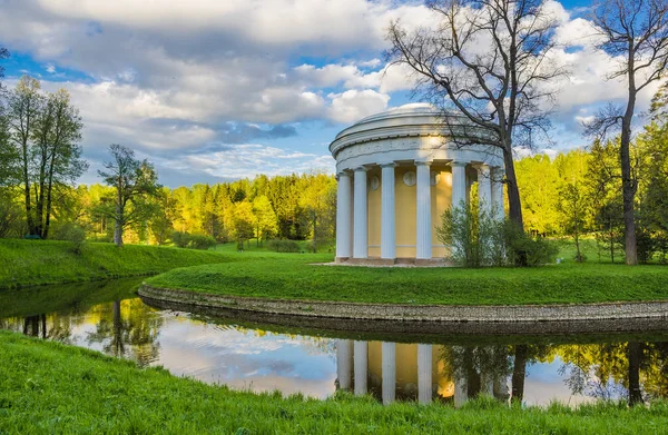 O Templo da Amizade no Rio Slavyanka no Parque Pavlovsk — Fotografia de Stock