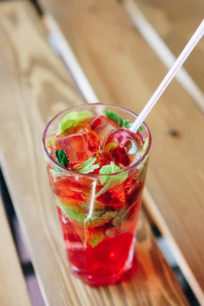 Balkonda, yaz aylarında terasta bir kafede ahşap bir masa üzerinde çilek mojito