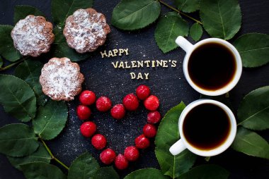 Natürmort yazıt Happy Valentine, kiraz, kekler, kahve portre