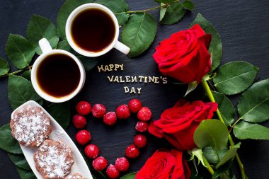Mutlu Sevgililer Günü yazıtları, kiraz, kek, kahve ve kırmızı güller