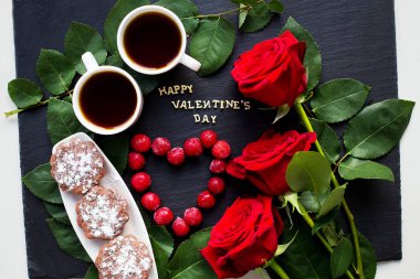 Mutlu Sevgililer Günü yazıtları, kiraz, kek, kahve ve kırmızı güller