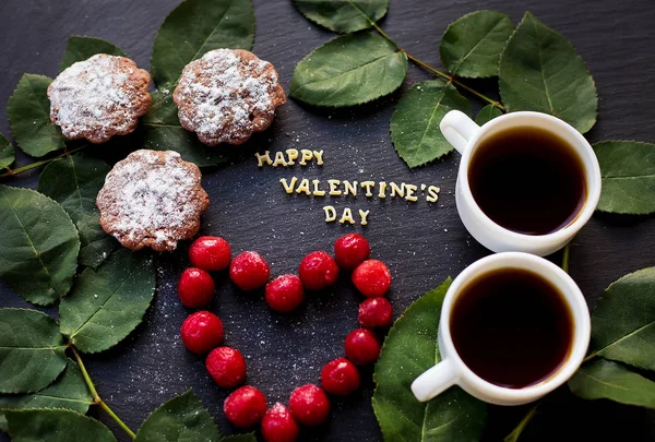 güzel natürmort - Happy Valentine yazıt, kiraz, kekler, kahve