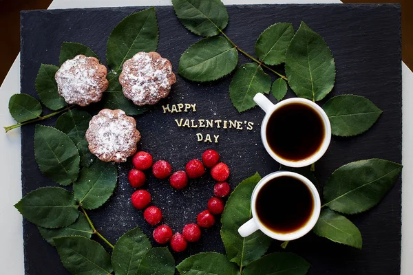 güzel natürmort - Happy Valentine yazıt, kiraz, kekler, kahve