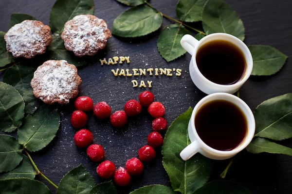 güzel natürmort - Happy Valentine yazıt, kiraz, kekler, kahve