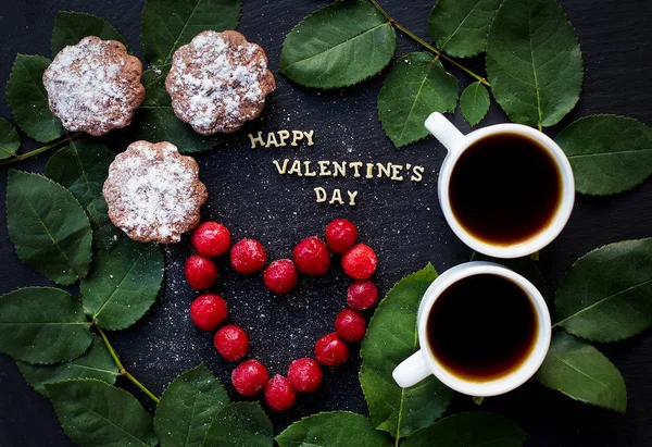 Натюрморт напис Щасливий Валентин, вишня, кекси, кава крупним планом — стокове фото