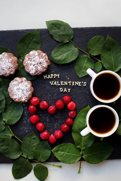 güzel natürmort - Happy Valentine yazıt, kiraz, kekler, kahve