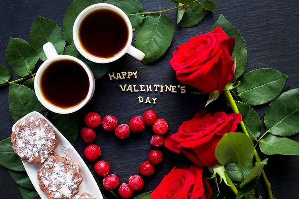 Mutlu Sevgililer Günü yazıtları, kiraz, kek, kahve ve kırmızı güller