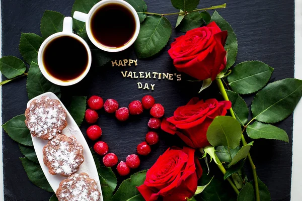 Mutlu Sevgililer Günü yazıtları, kiraz, kek, kahve ve kırmızı güller