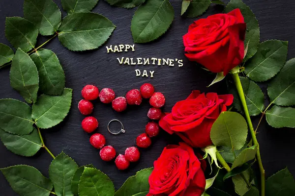Feliz San Valentín inscripción, cerezas en un corazón con rosas rojas, anillos, primer plano — Foto de Stock