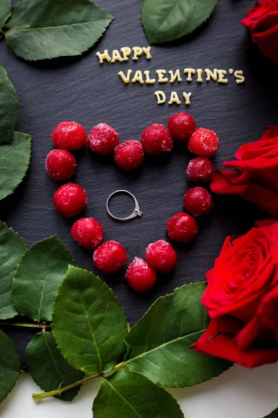 Feliz San Valentín inscripción, cerezas en un corazón con rosas rojas, anillos — Foto de Stock