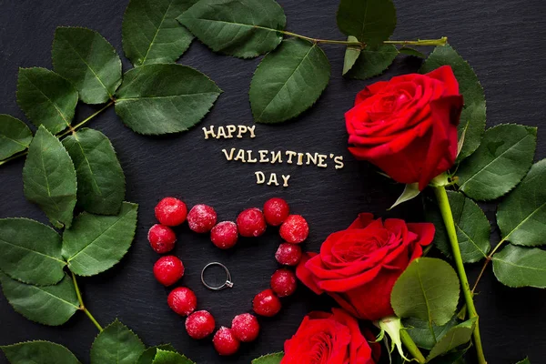 Feliz San Valentín inscripción, cerezas en un corazón con rosas rojas, anillos, primer plano — Foto de Stock