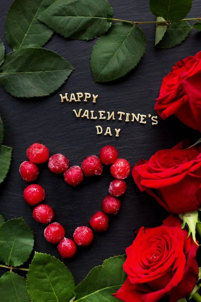 Feliz día de San Valentín escrito en el tablero, cerezas en la forma — Foto de Stock