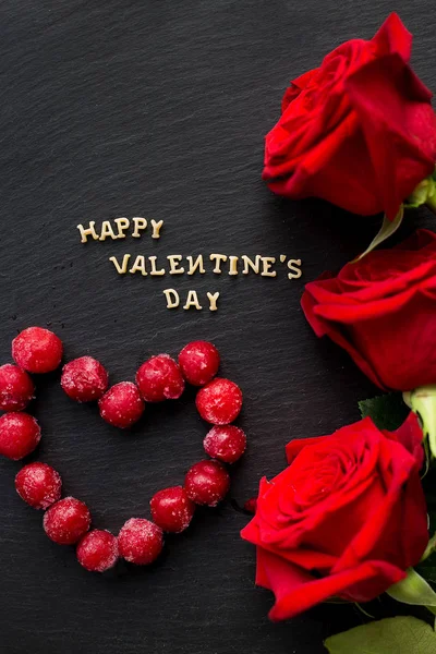 Feliz día de San Valentín escrito en el tablero, cerezas en forma de corazón — Foto de Stock