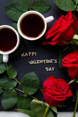 Kırmızı gül ve kahve siyah bir arka plan üzerinde yazıt 