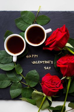 Kırmızı gül ve kahve siyah bir arka plan üzerinde yazıt 