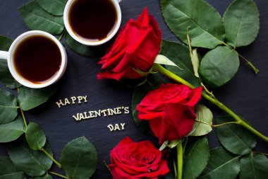 Kırmızı gül ve kahve siyah bir arka plan üzerinde yazıt 