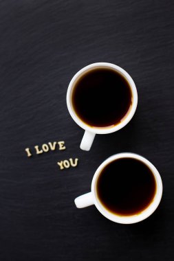 Aşk ilanı ile natürmort. Bir fincan kahve. Bir sürpriz.