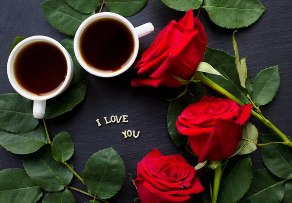 La inscripción "Te amo" en un fondo negro, café, rosas rojas — Foto de Stock