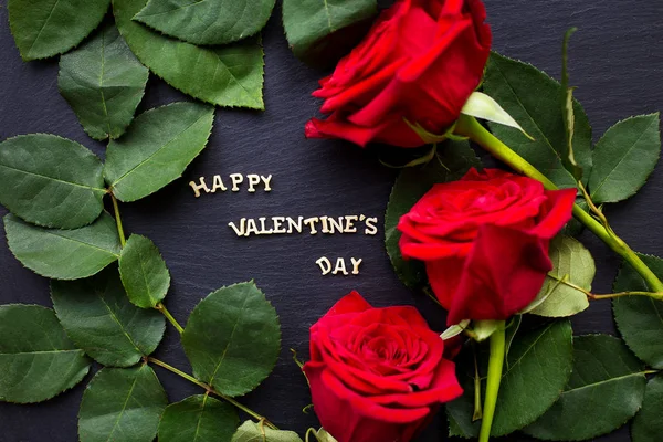 Напис «Щасливого Валентина» на чорному фоні з Троянди червоні — стокове фото