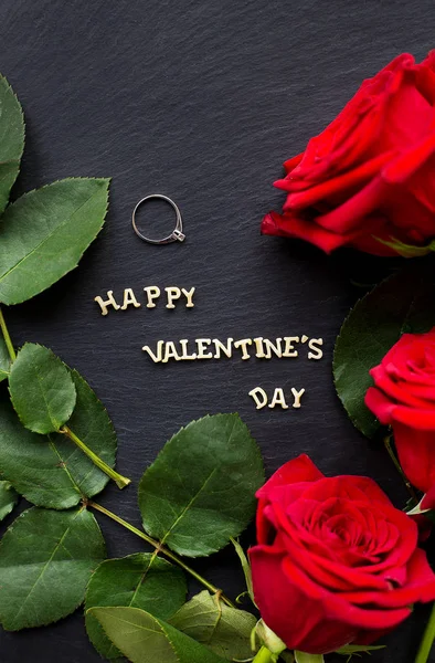 The inscription "Happy Valentine's" marriage proposal, a wedding ring, close-up — Stock Photo, Image