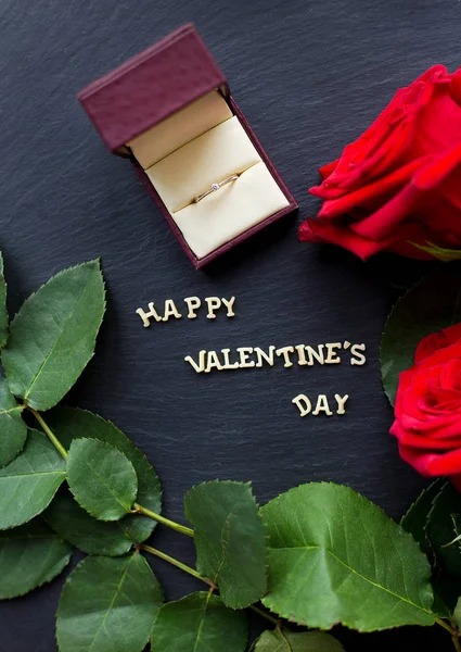 La inscripción "Feliz Valentín" ofrece las manos, primer plano — Foto de Stock