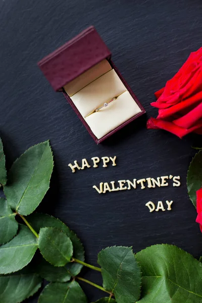 La inscripción "Feliz Valentín" ofrece las manos, primer plano — Foto de Stock