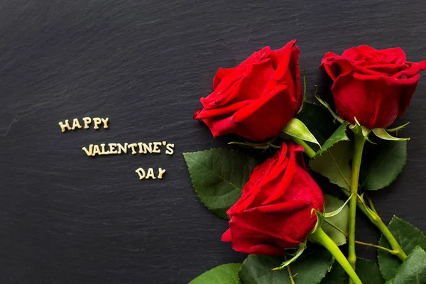 La inscripción "Feliz San Valentín" y rosas rojas brillantes — Foto de Stock