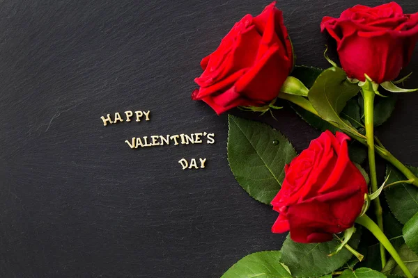 The inscription "Happy Valentine" and bright red roses — Stock Photo, Image