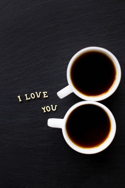 Inskriptionen jag älskar dig, två koppar kaffe. Överraskning för en nära och kära. — Stockfoto