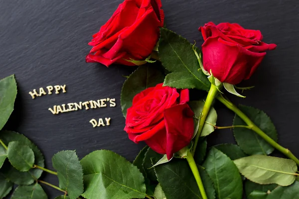 The inscription "Happy Valentine" and bright red roses — Stock Photo, Image