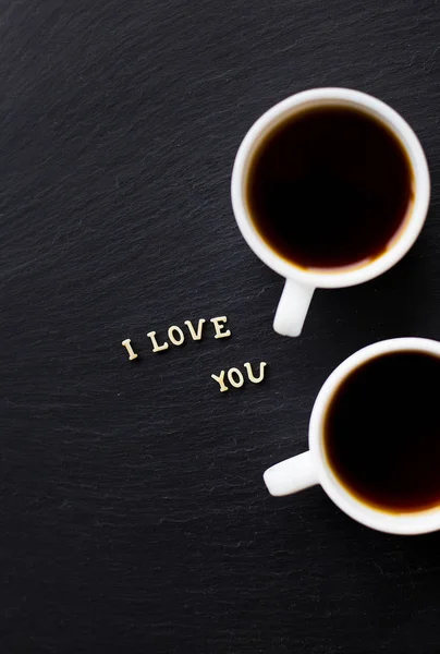 Inskriptionen jag älskar dig, två koppar kaffe. Överraskning för en nära och kära. — Stockfoto