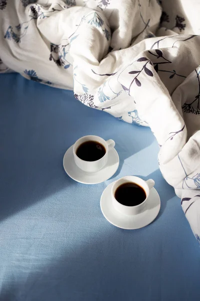 Két csésze kávé az ágyban, napfény. — Stock Fotó