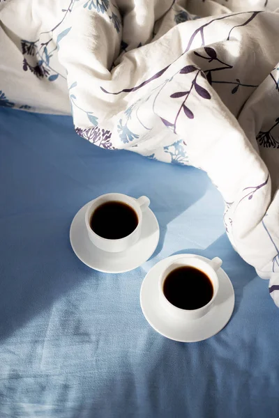 Két csésze kávé az ágyban, napfény. — Stock Fotó