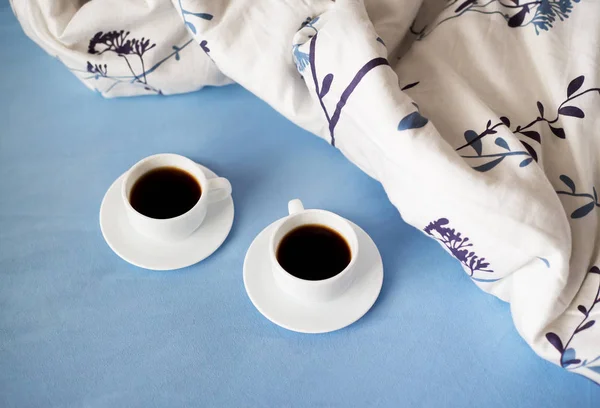 Két fehér csésze kávé van az ágyban — Stock Fotó