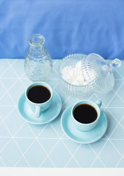 Прекрасное расположение вкусного кофе на салфетке геометрической — стоковое фото