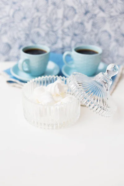 Pires com marshmallows no fundo duas xícaras de café — Fotografia de Stock