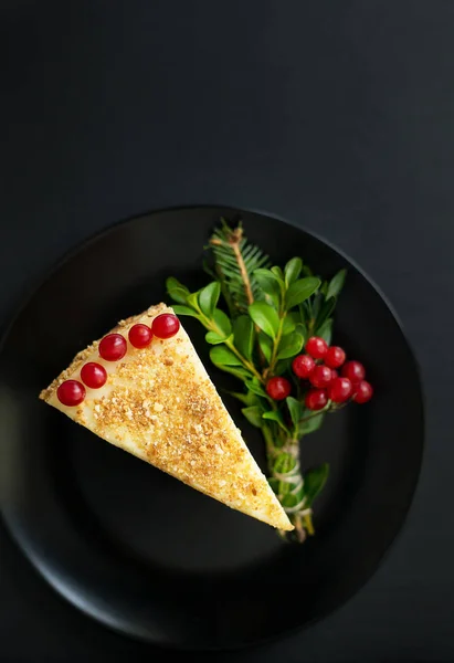 Кусочек вкусного торта украшенные елка и красные ягоды — стоковое фото