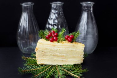 Çocuk oyuncağı ağaç ve çilek vazo siyah bir zemin üzerine dekore edilmiştir