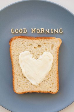 sandviç günü bir mavi tabak Yazıtı Günaydın, peynir ile kalp şeklinde kahvaltıda yakın çekim