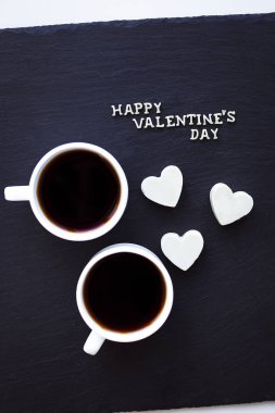 Bir kalpte iki fincan kahve ve şeker Mutlu Sevgililer Günü