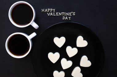 Bir kalpte iki fincan kahve ve şeker Mutlu Sevgililer Günü