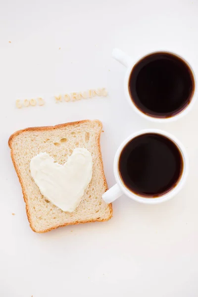 Sandwich zum Frühstück in Herzform mit Käse - Guten Morgen und zwei Kaffeetassen — Stockfoto