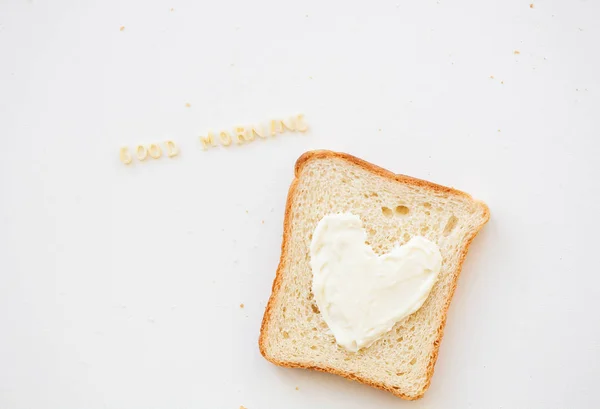 Бутерброд на завтрак в виде сердца с сыром - надпись с добрым утром — стоковое фото
