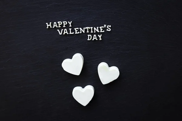 キャンディ ホワイト ハート - 碑文幸せなバレンタインのチョコレート — ストック写真