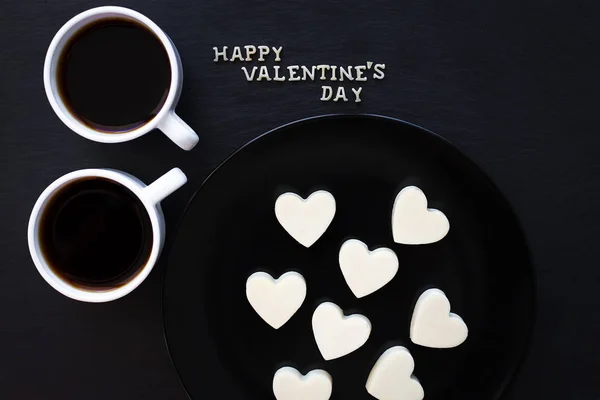 Дві чашки кави і цукерки в серці Щасливий Валентин — стокове фото