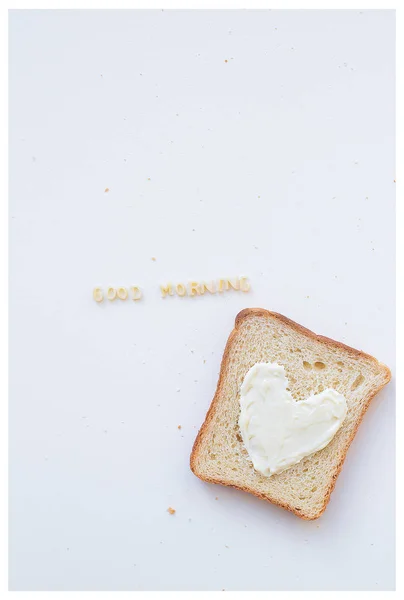 Sandwich zum Frühstück in Form eines Herzens mit Käse - Aufschrift Guten Morgen — Stockfoto