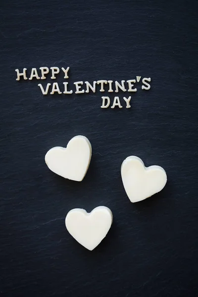 Цукерки білого шоколаду в серці - напис щасливого Валентина — стокове фото